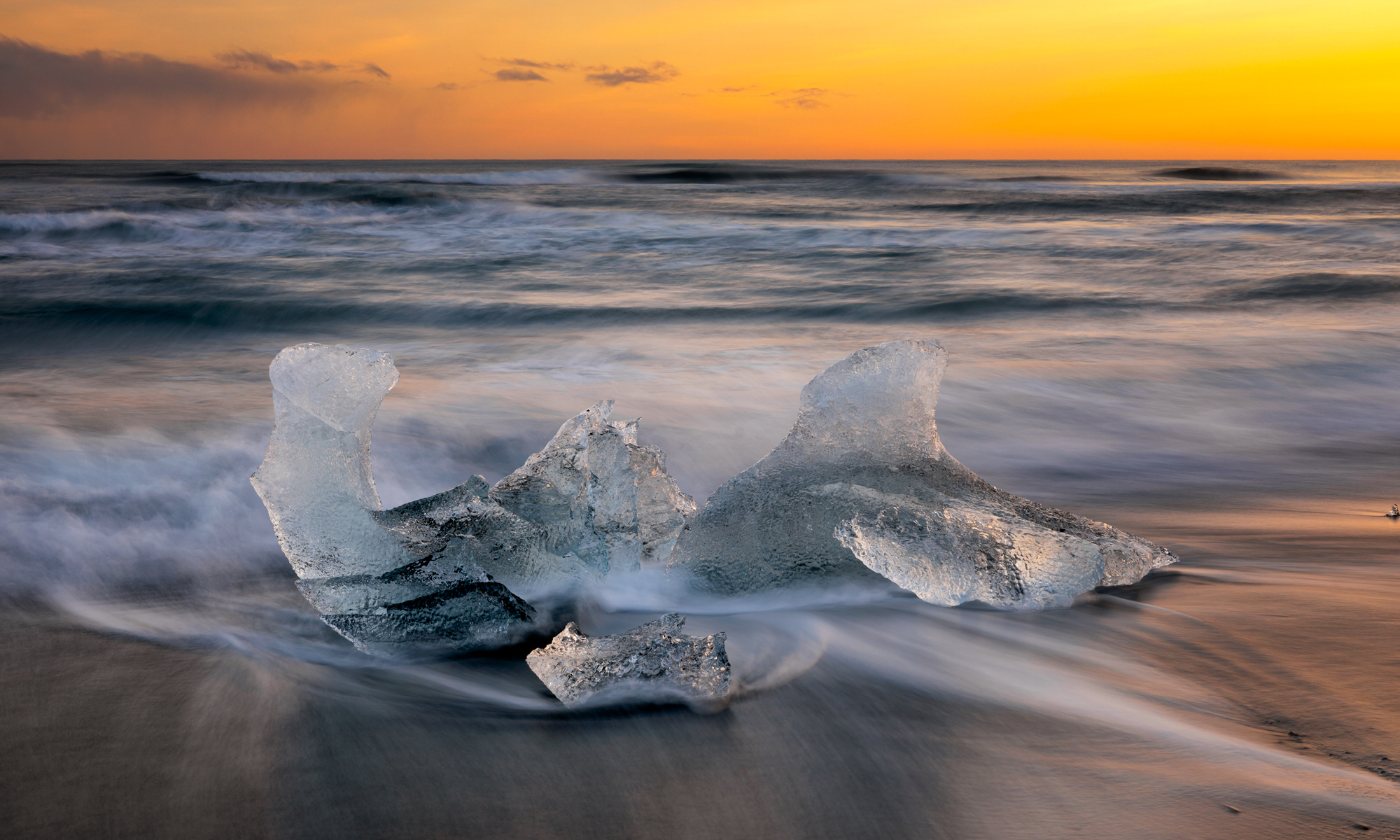 Immagine di un blocco di ghiaccio a Diamond Beach in Islanda